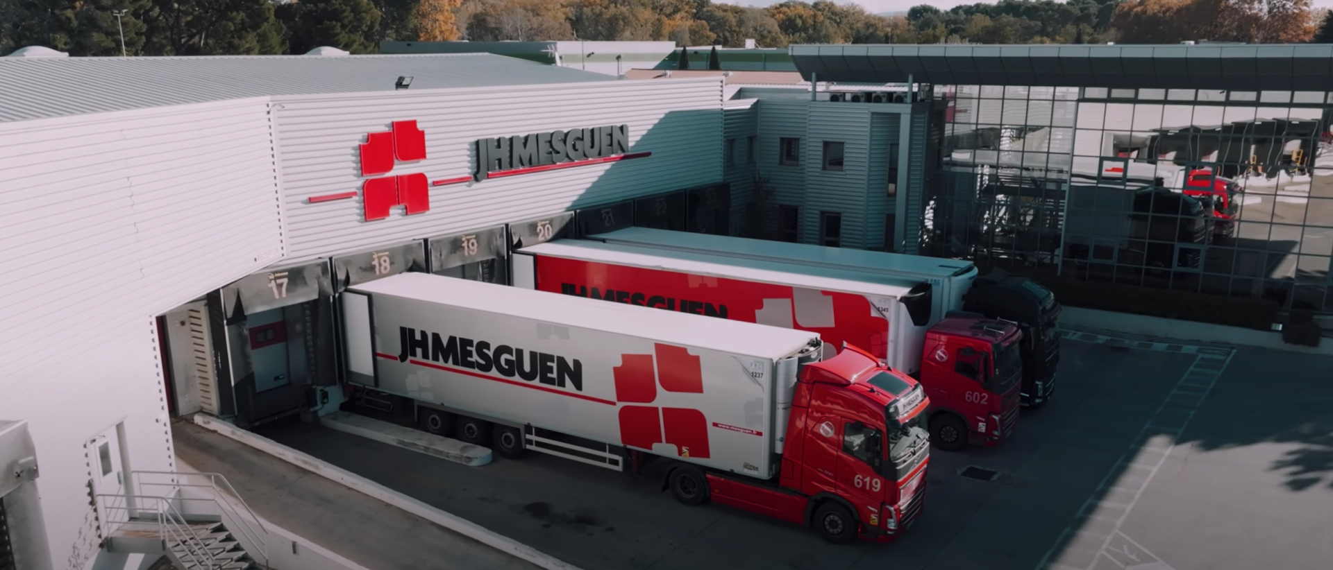 Camion et entrepot de JH Mesguen